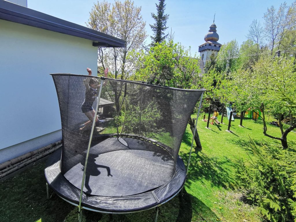 Ubytovanie-pre-rodiny-s-detmi-trampolina-min