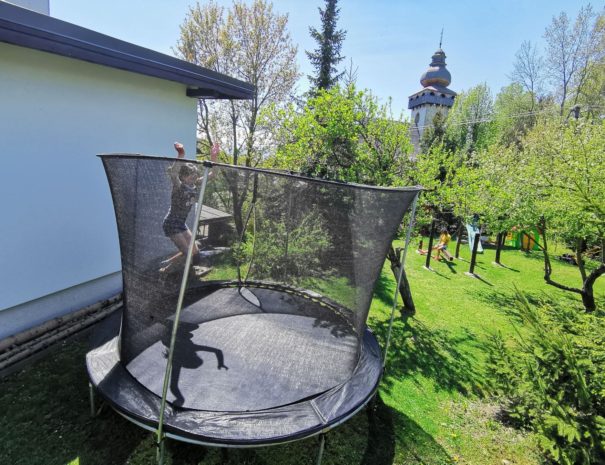 Ubytovanie-pre-rodiny-s-detmi-trampolina-min